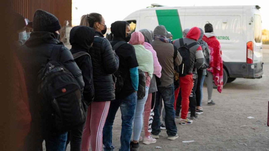 Record-High 250,000 Migrant Encounters Across US–Mexico Border in December 2022: CBP
