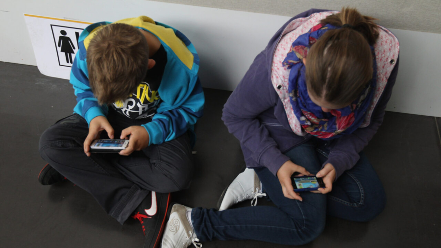 Managing Screen Time for Kids: Pediatrician Shares Insights From His 'Growing Up Digital' Study