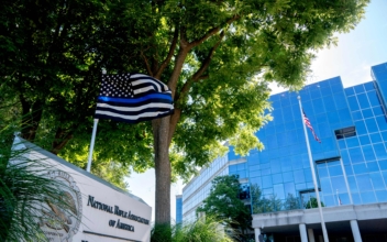 Los Angeles Police Chief Orders Removal of Thin Blue Line Flag From Police Station