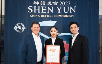 San Diego Officials Present Shen Yun Proclamations