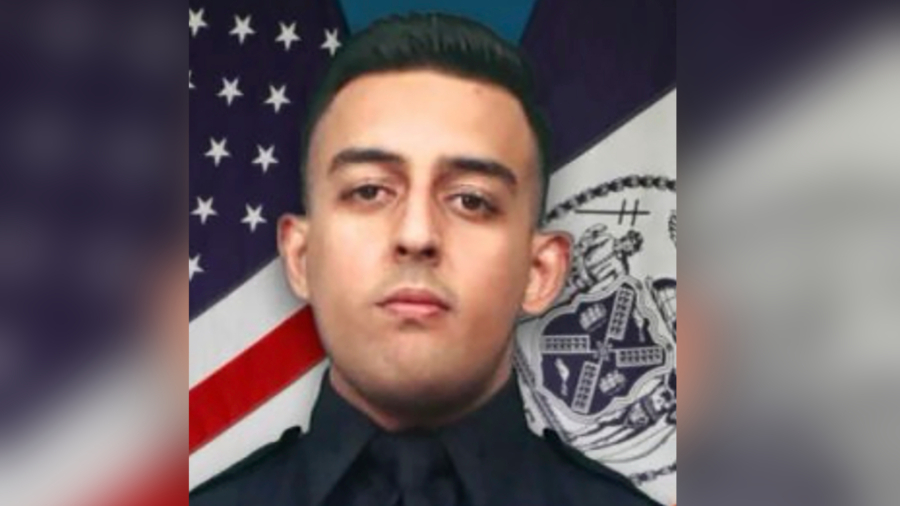 Off-Duty New York City Police Officer Shot in Robbery Dies