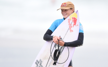 American Teenagers Stun Surfing Great Stephanie Gilmore at Women&#8217;s Championship Tour Opener in Hawaii