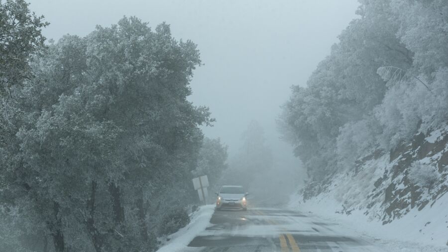 US Winter Storm Kills Firefighter, Knocks Out Power, Grounds Flights