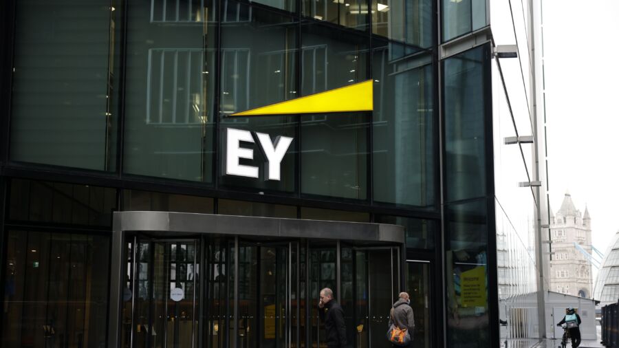 CCP Asks EY China Staff to Wear Party Loyalty Pin Badges at Work
