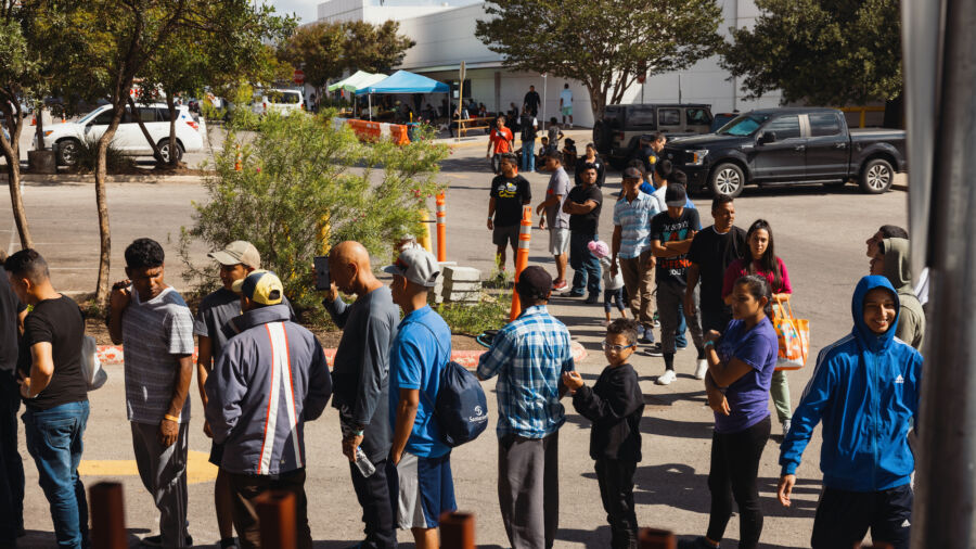 GOP Senators Visit Texas, Democrats to Visit Border Soon