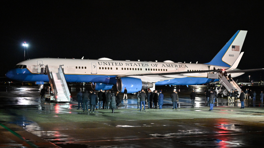 China’s Top Diplomat Visits Kremlin, Biden in Ukraine