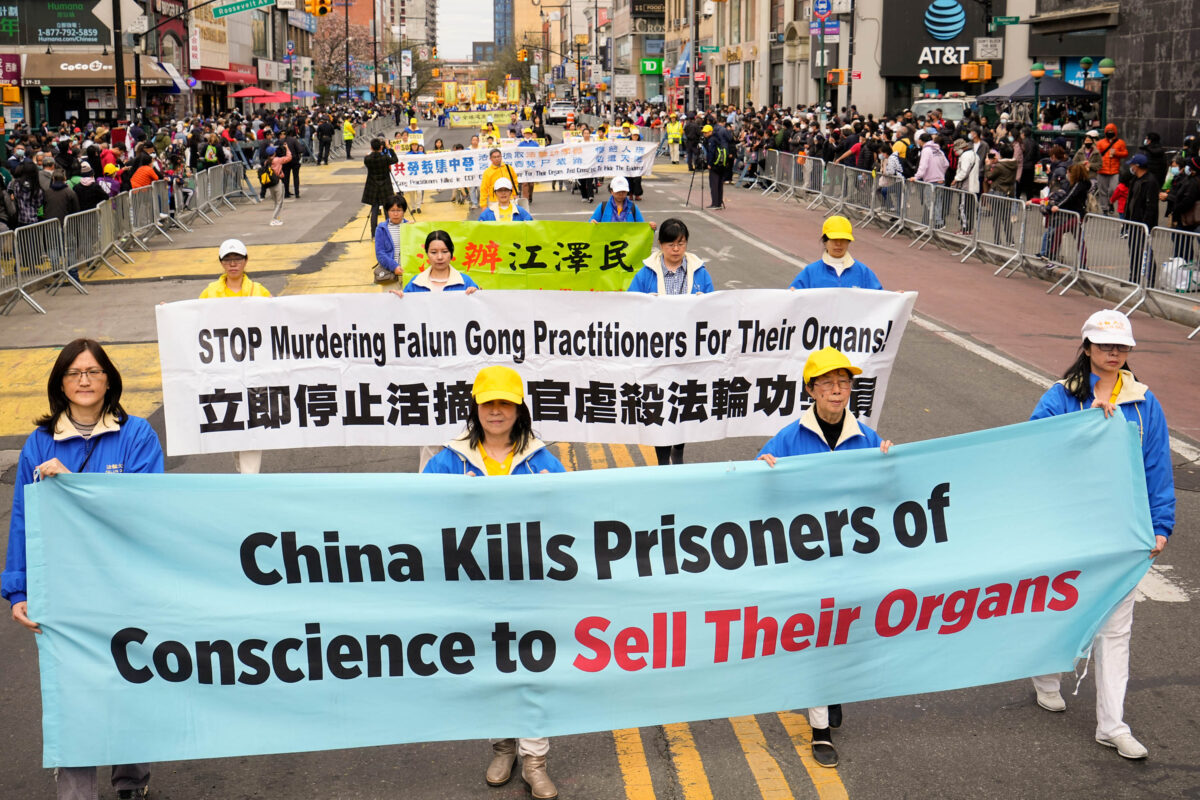 LBD8101-killing-prisoners-falun-gong-banner-parade-new-york-april-1200x800-1