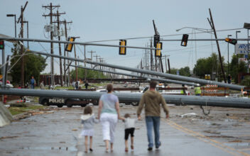 Powerful Storm Strikes Central US, Leaving Nearly 50,000 Customers Without Power in Oklahoma