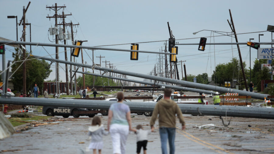 Powerful Storm Strikes Central US, Leaving Nearly 50,000 Customers Without Power in Oklahoma