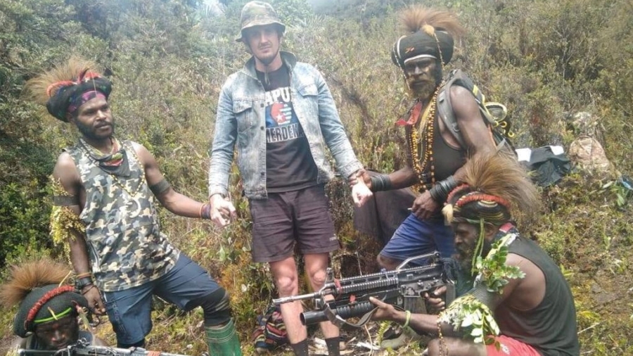 Rebels in Indonesia’s Papua Say Images Show Abducted NZ Pilot in Good Health