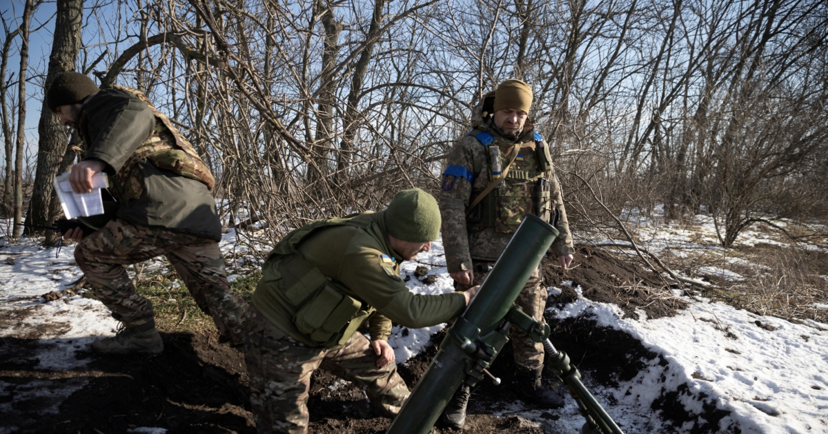 Russian Forces Bombard Ukraine’s Bakhmut As Ukrainian Forces Brace For ...