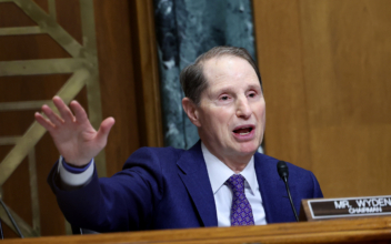 Senate Democrats Introduce Bill to Tax Billionaires Assets