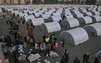 Turkish Quake Victims Sleep in Trains, Tents, Greenhouses