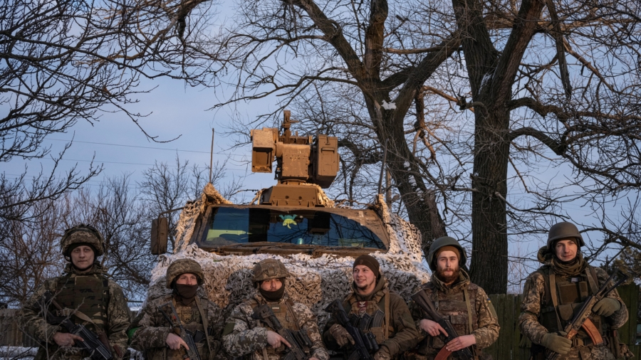 Ukrainian Troops Holding Bakhmut Line Demand Weapons as World Powers Meet