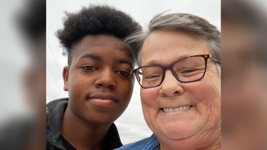 Unlikely Friendship Forms Between Grandma and Teen Who Drives Miles to Return Her Lost Wallet