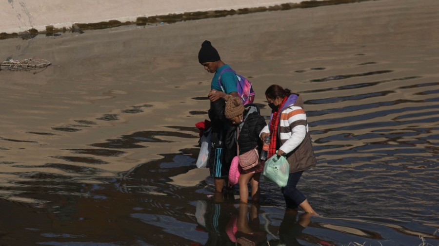 Arrests of Illegal Immigrants at US-Mexico Drop From Late 2022 but Break Another Record