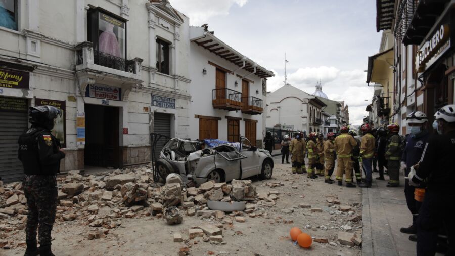 Strong Earthquake Kills at Least 14 in Ecuador, 1 in Peru