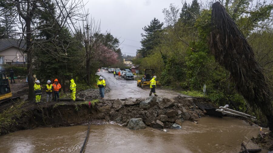 Atmospheric River Floods California Towns, Brings Rain, Snow | NTD