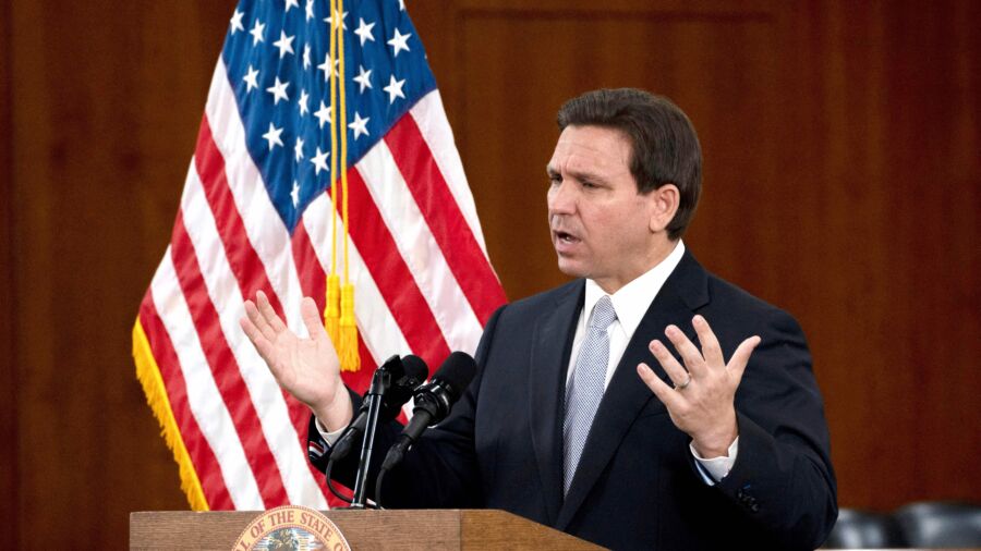 DeSantis Speaks at Des Moines, 2nd Stop on Iowa Trip