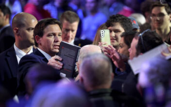 DeSantis Urges Conservatives Never to Surrender to ‘Woke Mob’ in Fiery Iowa Speech