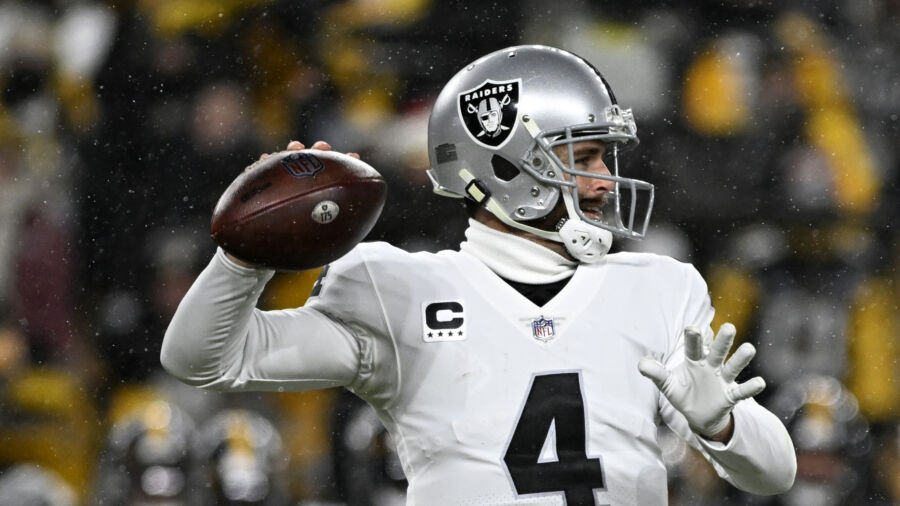 Derek Carr Agrees to Sign With New Orleans