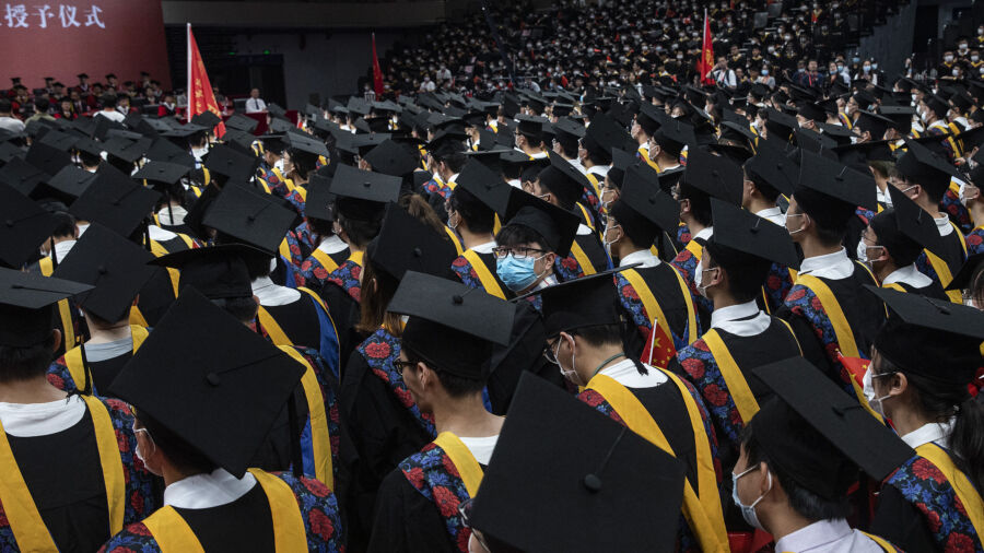 Chinese Graduates Vie for Jobs Amid High Youth Unemployment Rates