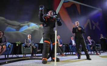 Future NASA Moonwalkers to Sport Sleeker Spacesuits