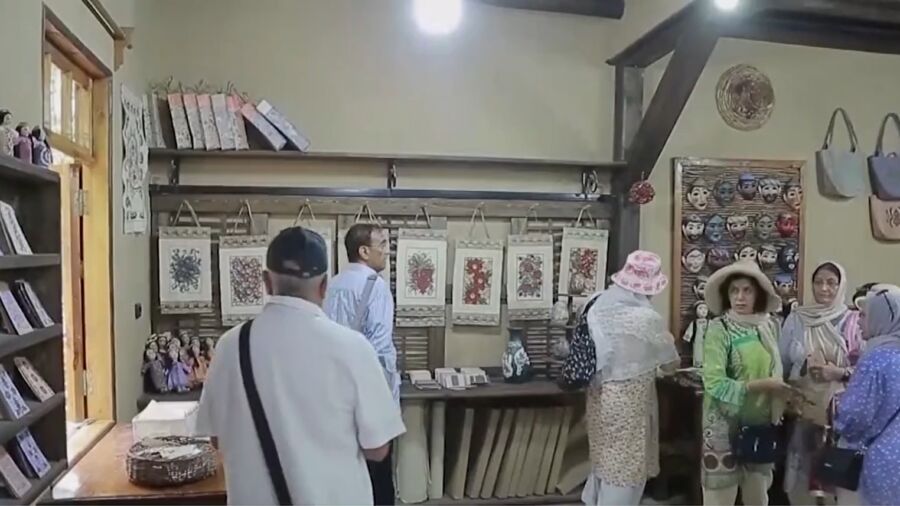 Uzbeks Maintain Paper Making Tradition