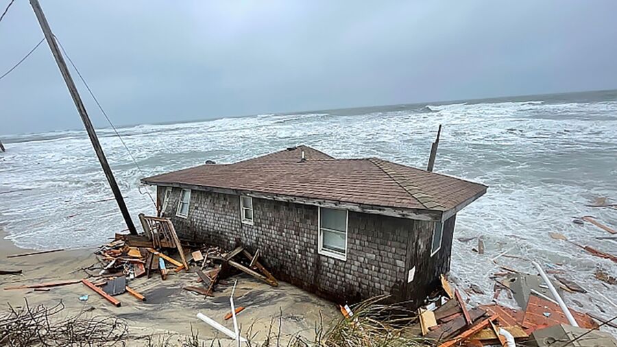 House Collapses Into Ocean on North Carolina’s Outer Banks
