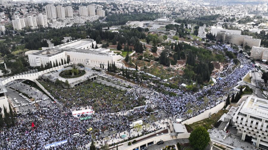 Netanyahu Delays Judicial Overhaul After Mass Protests