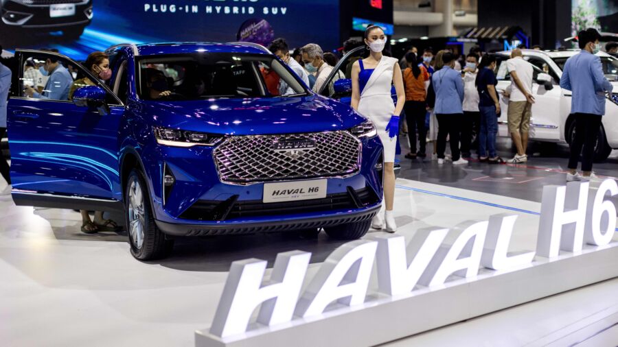 Sanctions Drive Russians Toward Chinese Cars