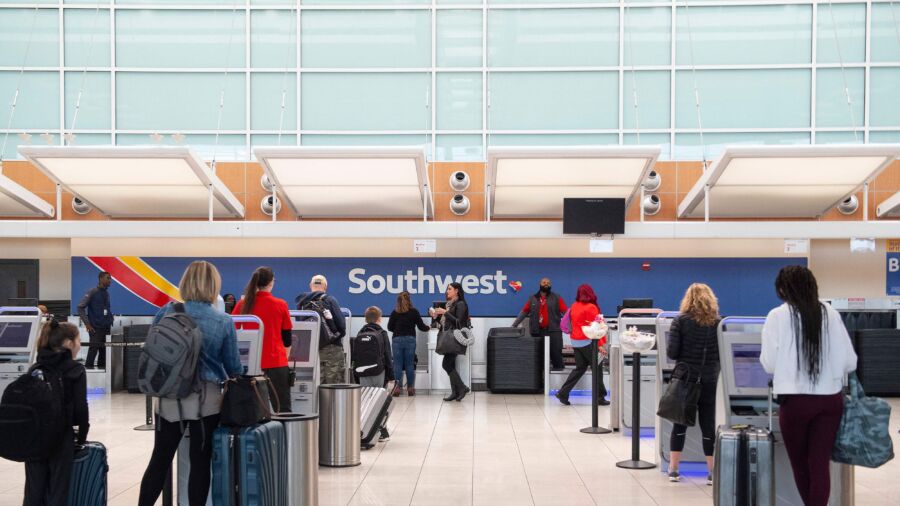 Bipartisan Lawmakers Reintroduce Bill to Improve Air Travel Safety
