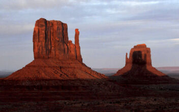 Towering Monument Valley Buttes Display Sunset Spectacle