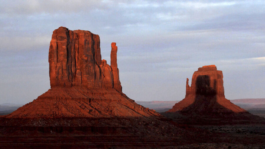 Towering Monument Valley Buttes Display Sunset Spectacle