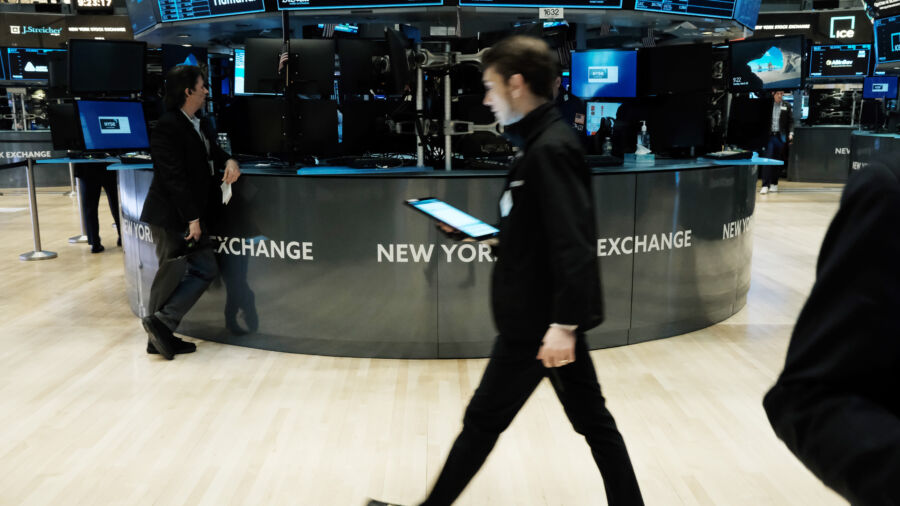 Chinese Companies Rush to List in US Before New Rule