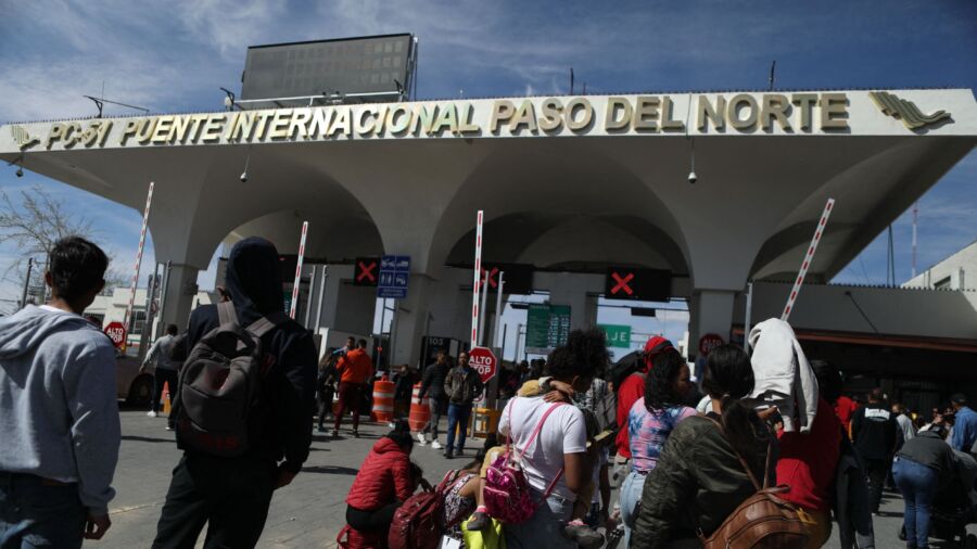 Hundreds of Illegal Immigrants Attempt to Storm Border at Texan Port of Entry