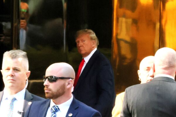 Trump Arrives in New York City Ahead of Tuesday's Arraignment | NTD