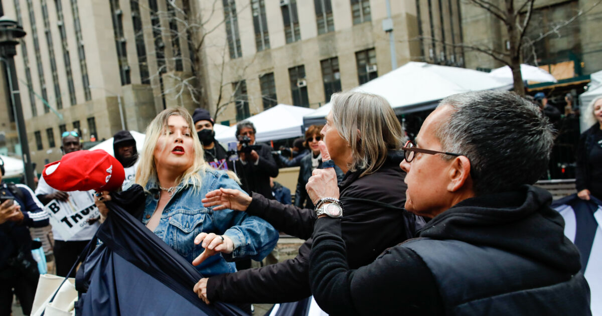 Trump Supporters, Detractors Protest Outside Manhattan Courthouse Amid ...