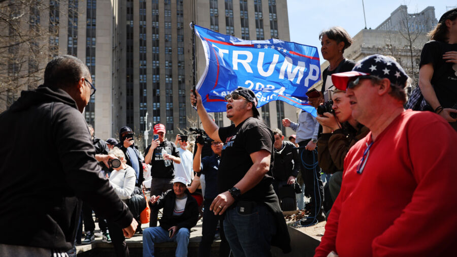 Trump Supporters, Opponents Protest at Manhattan Courthouse