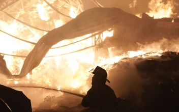 Firefighters Battle Large Blaze at Sprawling Mexican Market