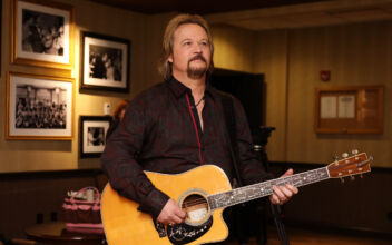 Country Artist Travis Tritt Boycotts Anheuser-Busch Over Beer Company’s Transgender Ad