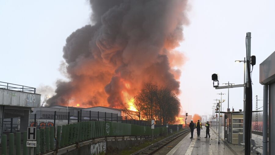 Germany: Hamburg Fire Smoke Halts Trains, Generates Warning