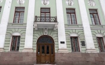 Russian Team Restores Pre-Revolutionary Doors