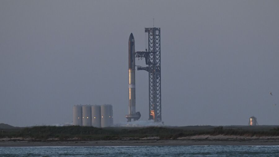 SpaceX Takes Second Shot at Launching Biggest Rocket