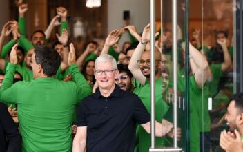 Apple Boss Cook Opens First Store in India
