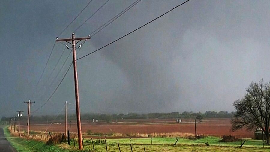 2 Dead as Severe Storms, Tornadoes Move Through Central US