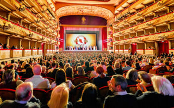 Shen Yun Teaches Florence Audience the ‘True Meaning of Life’