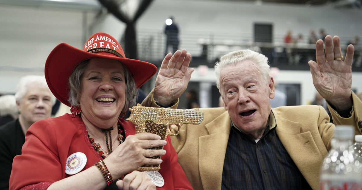 At Iowa 2024 Event, Trump Looms Large Even From Afar NTD