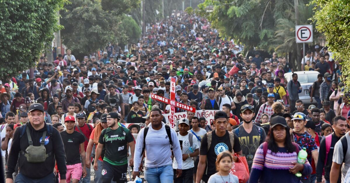 3,000Strong Migrant Caravan Begins Walking Toward USMexico Border