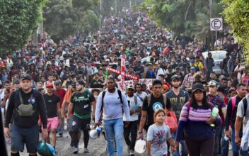 3,000-Strong Migrant Caravan Begins Walking Toward US–Mexico Border